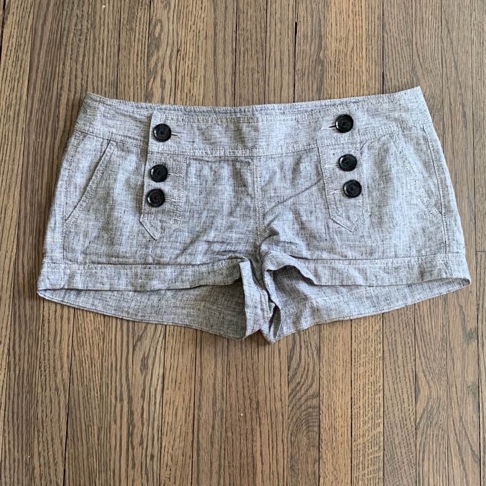 Black and white twill express short shorts